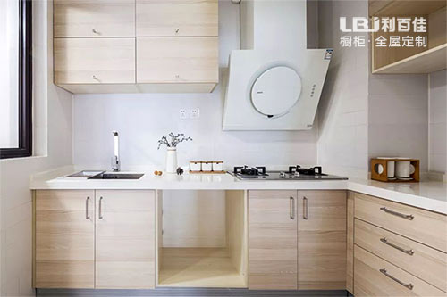 简约木色厨房橱柜构造一个清香淡雅的空间